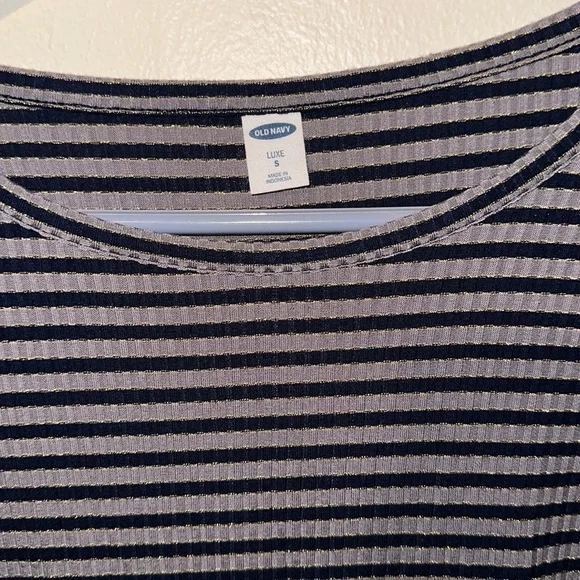 Flowing stretchy Old navy top! - Picture 4 of 4